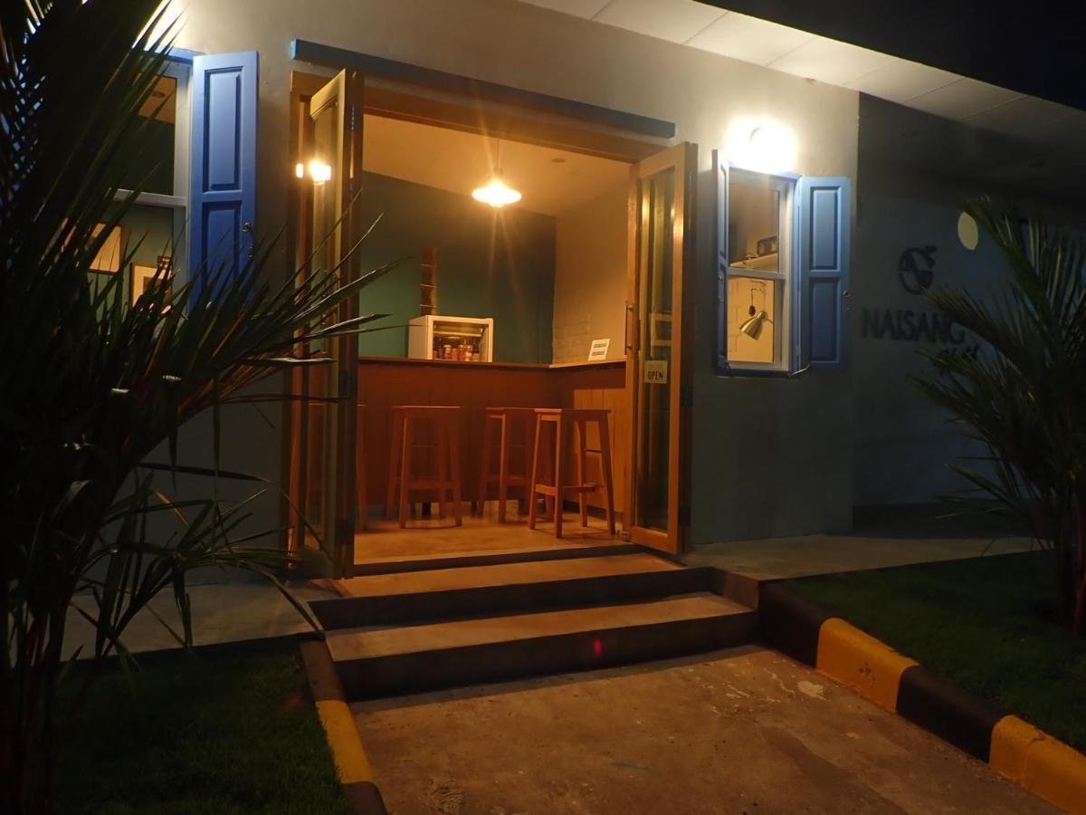 Naisang Hostel Чумфон Екстериор снимка
